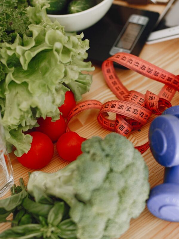 Dieta czy ćwiczenia – co jest kluczem do skutecznego odchudzania? Dowiedz się, jak połączenie obu elementów wpływa na Twoje wyniki